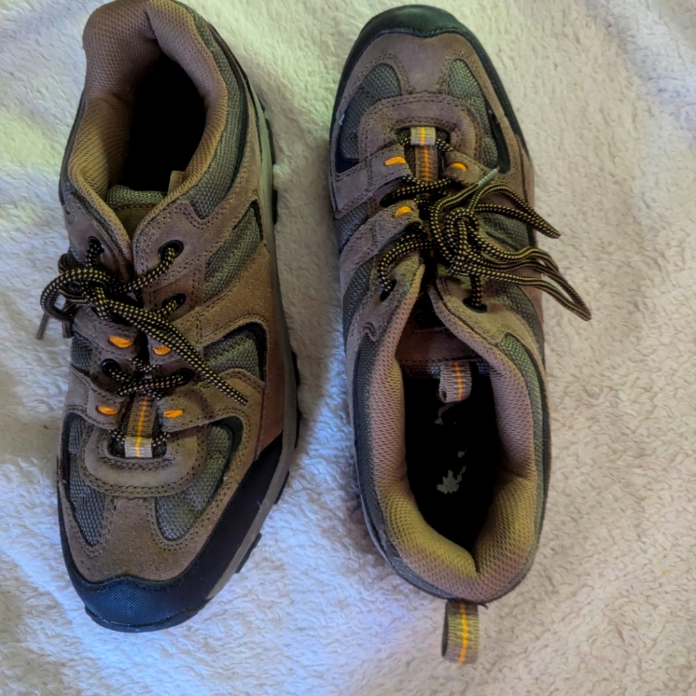 Nevado's 11.5 Men's shoes